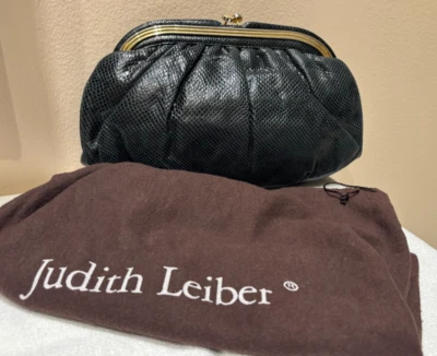 CLUTCH VINTAGE JUDITH LIEBER PELE DE COBRA PRETA, 7 x 10, COM ALÇA DE COURO - Imagem 1 de 4