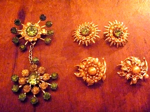 Vintage 3 Sets of Matching Brooches Coro Plus (as is) - Picture 1 of 7