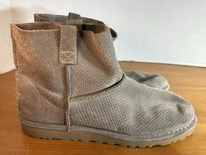UGG Classic Mini Damen-Stiefeletten Größe 8 perforiertes Leder 1016852 – TOP - Bild 1 von 8