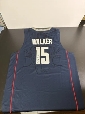Camiseta deportiva firmada por Kemba Walker autografiada UConn Huskies Beckett rara Hornets lo último Foto 1 de 4