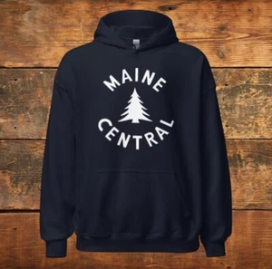 FELPA CON CAPPUCCIO MAINE CENTRAL RAILROAD STILE VINTAGE TRENI PINO ALBERO PORTLAND BAR PORTO - Foto 1 di 10