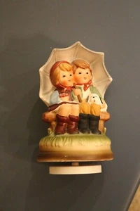 De colección Fred Roberts Company Niño Niña Bajo Paraguas Toca Música Encantador Japón - Imagen 1 de 4
