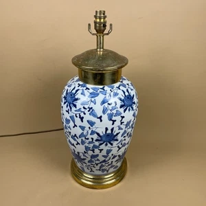 Lámpara de cerámica oriental azul blanco jengibre tarro pintado a mano floral latón vintage - Imagen 1 de 15