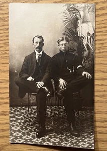 Antica foto cartolina uomo in abito e cravatta uniforme - Foto 1 di 4