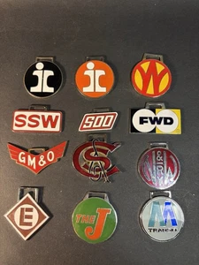 Lot von 12 “Eine klassische Ausgabe “ Eine Sammlung Eisenbahn & LKW Uhrenanhänger - Bild 1 von 21