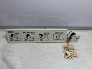 Vintage 1960 Comic Strip auf Keramik Peanuts Ständer Plakette Lucy und Snoopy Bleah! - Bild 1 von 3