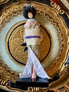 Vintage Ningyo japanisches Washi-Papier Geisha Puppe auf Ständer Kimono Obi rosa Blüte - Bild 1 von 10