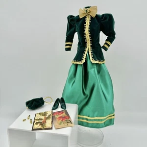 Barbie Puppenkleid Kleid grün Samt Urlaubsschuhe Handtasche Karten Schmuck - Bild 1 von 3
