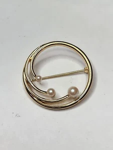 Vintage Monet Brooch Classic Gold Tone Open Circle Wave Swirl Faux Pearls Signed - Picture 1 of 6