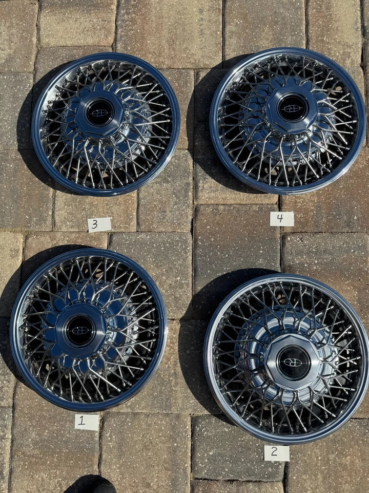 (4) 1981 Buick Riviera OEM 15" Wire Wheel Covers Foto 1 de 4