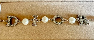 Браслет Dio(r)evolution серебристый с отделкой металл и белая смола жемчуг - Изображение 1 из 4