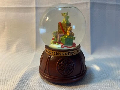 Caprichoso Mundo de Dragones de Bolsillo REGALOS Agua Nieve Globo Real Musgrave Foto 1 de 4