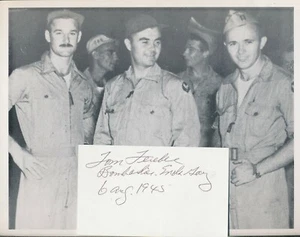 Tom Ferebee-E.Gay Bombardier firmada sin tarjeta foto de 3 hombres. - Imagen 1 de 1