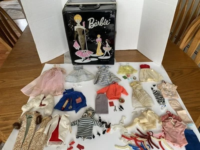 Lote De Colección De Trajes Barbie Mattel Años 60 Más Accesorios Y Estuche Foto 1 de 4
