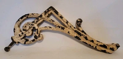  Antiguo diseño de pergamino de frontón de metal fundido de salvamento arquitectónico, punta rota  Foto 1 de 4