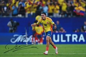 Football -Daniel Munoz - Hand Signed 12x8 Inch Photograph - Colombia - COA - Picture 1 of 1