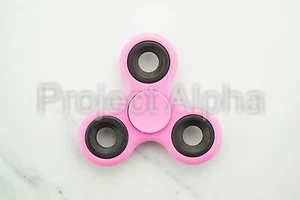 Hand Spinner Tri Handschmeichler Spinner Kreisel Figet Schreibtisch Spielzeug EDC Focus ADHS »USA« PINK - Bild 1 von 4