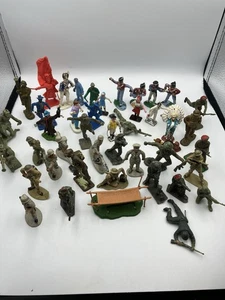 Job lot of Crescent, Britains and Airfix soldiers.  Approx 1/32 scale - Picture 1 of 8