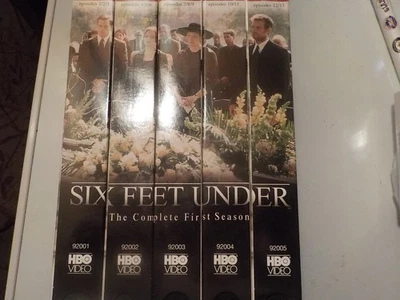 Six Feet Under: The Complete First Season 1-5 , 2006, VHS Set) - Imagem 1 de 4
