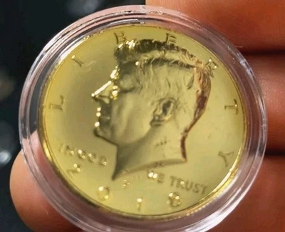  Certificado de Autenticidade 2018D Kennedy Meio Dólar Ouro 24K (Gem Brilhante - Imagem 1 de 4