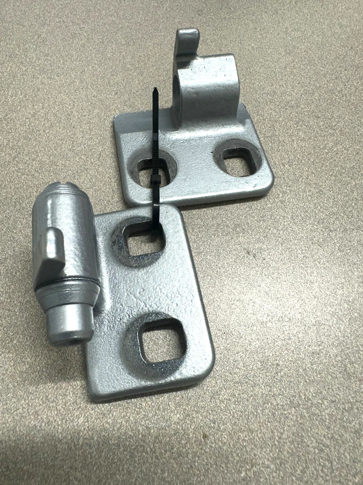 #66 - 2003-09 LAND ROVER RANGE ROVER REAR RIGHT DOOR HINGES SILVER OEM - Image 1 of 4