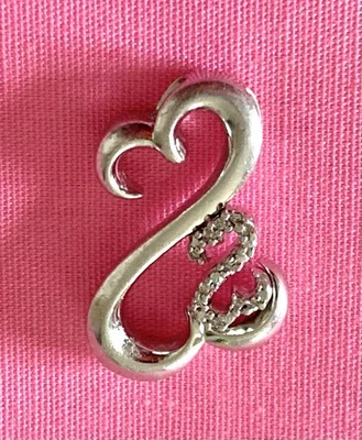 PINGENTE DE DIAMANTE JANE SEYMOUR PRATA ESTERLINA 925 CORAÇÕES ABERTOS DUPLOS - ÓTIMO PRESENTE - Imagem 1 de 2