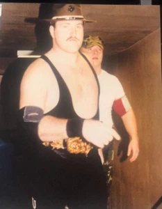 WWE WCW Young Sgt. FOTO DE 8X10 de Slaughter Backstage SIN FIRMAR ¡¡¡RARA!!!¡! - Imagen 1 de 1