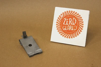 Soporte de cable de freno de estacionamiento 95-01 Ford Explorer 8.8 con clip de arnés ABS fabricante de equipos originales  Foto 1 de 4