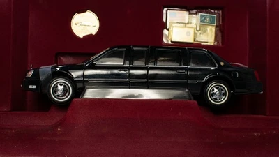 Road Signature Presidential Series 1/24 2001 Cadillac DeVille Limousine - - Image 1 of 4