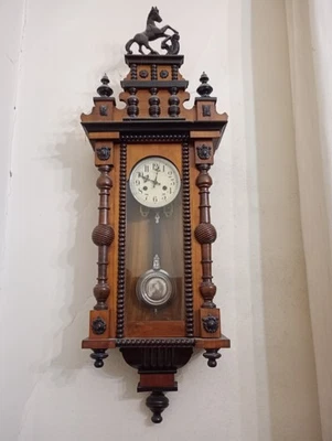 OROLOGIO A PENDOLO DA PARETE ANTICO VINTAGE IN LEGNO INTAGLIATO FUNZIONANTE - Immagine 1 di 3
