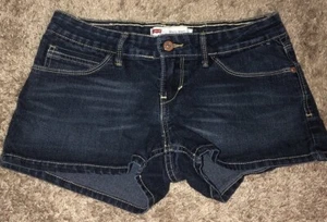 Dark Wash Embroidered Accent Butt Pockets Y2K Levi’s Shorty Shorts Junior Sz 7 - Picture 1 of 7
