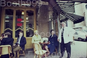 1970 Paris Cafe Street Scene People 35mm Agfachrome Slide - Picture 1 of 3