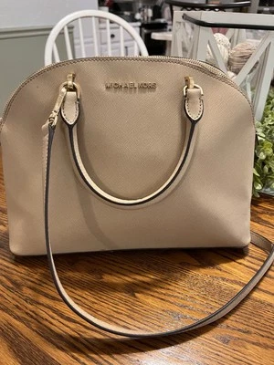 Bolsa satchel Michael Kors média Cindy Dome em bege. EXCELENTE ESTADO  - Imagem 1 de 4