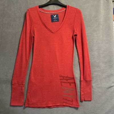 Camisa térmica de colección Y2K American Eagle para mujer talla M roja deletrear diarios de vampiros Foto 1 de 4