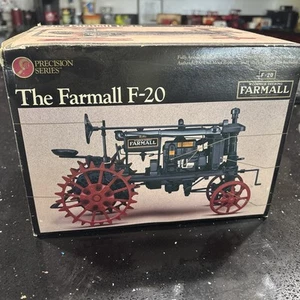 Farmall F-20 Modelltraktor im Maßstab 1:16 - Bild 1 von 5