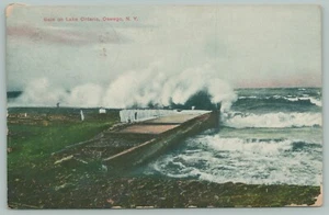 Oswego Nueva York~Gale on Lake Ontario~Surf Crashing into Dock~1908 Postal - Imagen 1 de 2