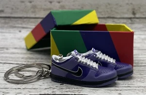 Par de llaveros para zapatillas de baloncesto púrpura 3D con caja mini regalo bombo zapatilla - Imagen 1 de 1