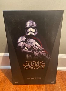 Hot Toys 1/6 MMS328 Star Wars Force Awakens Captain Phasma - Picture 1 of 5
