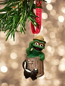 Oscar The Grouch CAMPER & MOFETA PVC Adorno Figura Estatuilla 3” Dije Elmo NUEVO - Imagen 1 de 2