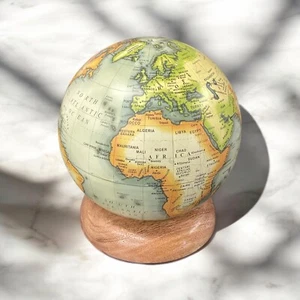 Globo terráqueo económico 22 cm sobre base de madera - Mapa del mundo geografía adorno regalo - Imagen 1 de 5