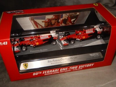Hot Wheels F1 1:43 Alonso/Massa Twin Car Set Ferrari F10 80th Ferrari 1-2Victory Foto 1 de 4