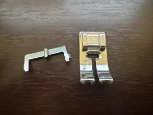 Máquina de coser Husqvarna Viking 3 ranuras pintuck costura elevada pie “F” 4117399-45 - Imagen 1 de 7