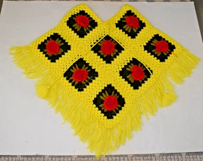 Poncho Vintage Ganchillo Talla Única Años 70 Amarillo Limón Rojo 3D Rosas Flecos ÚNICO EN SU CLASE Foto 1 de 4