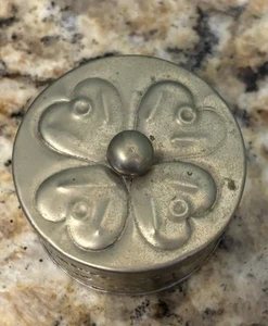 Vintage gehämmert Metall Schmuckdose Pillen-/Gewürzdose klein rund 4 Blatt Kleeblatt - Bild 1 von 6