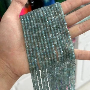 Cubo facetado pequeño natural genuino de 4 mm cuadrado azul claro transparente cuentas de apatita - Imagen 1 de 4