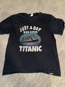 T shirt Just a boy who loves titanic taglia kids small - Foto 1 di 1