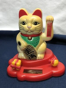 Solar Powered Welcoming Waving Fortune Lucky Cat Home Stores Car - Picture 1 of 10