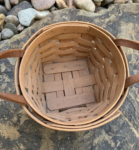 Longaberger Basket. 1992 Model. Good conditioned Cover