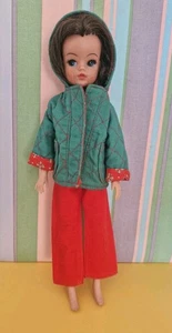 Vintage Sindy / Barbie Größe grün / rot Steppmantel und rote Hose - ohne Puppe - Bild 1 von 10