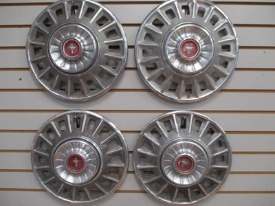 1968 Ford Mustang tampa de roda CAPAS DE RODA calotas conjunto OEM 68 653 - Imagem 1 de 4